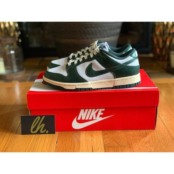 Size 7 w Nike Dunk Low "Vintage Green" - Picture 1 of 6
